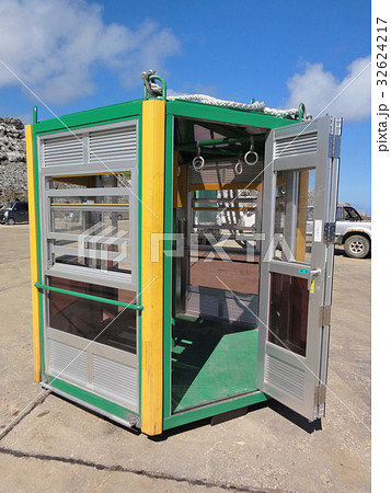 大東島名物 クレーン上陸用ゴンドラ 大東島名物 クレーン上陸用ゴンドラ 32624217