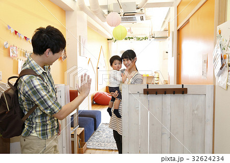 保育園、幼稚園、託児所、送り迎え、送迎 32624234
