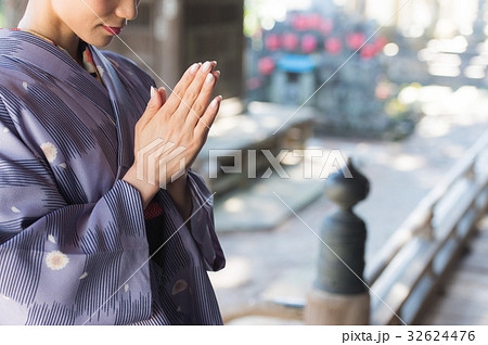 お寺に参拝する着物の女性 32624476