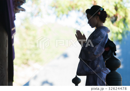 お寺に参拝する着物の女性（シルエット） 32624478