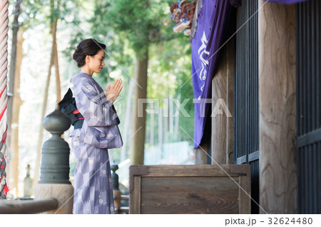 お寺に参拝する着物の女性 32624480