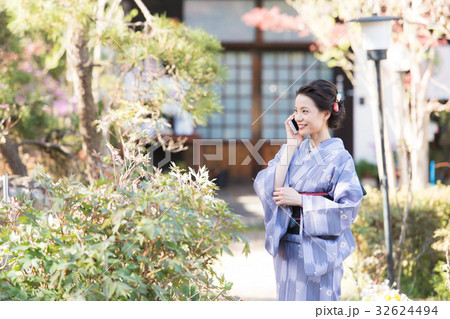 お寺に参拝する着物の女性 32624494