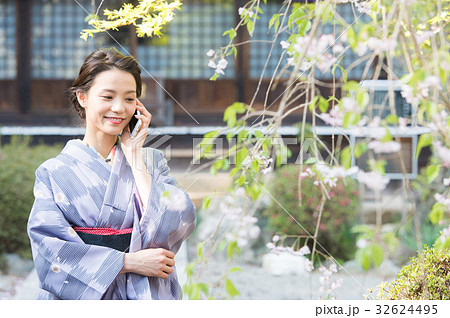 お寺に参拝する着物の女性 32624495