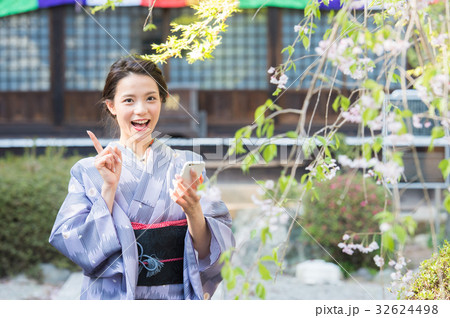 お寺に参拝する着物の女性 32624498