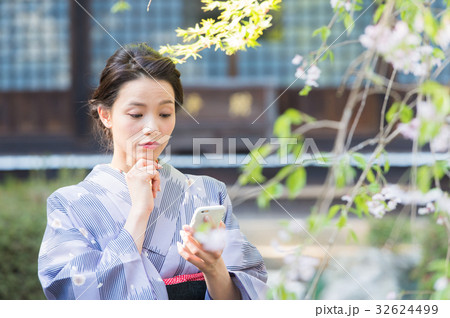 お寺に参拝する着物の女性 32624499