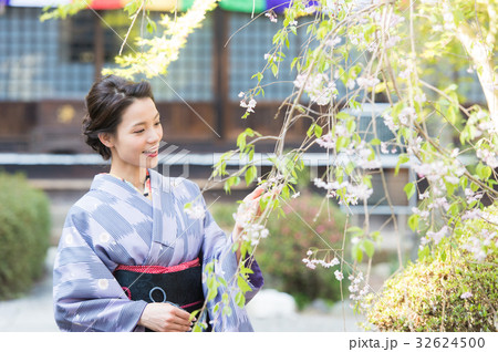 お寺に参拝する着物の女性 お寺に参拝する着物の女性 32624500