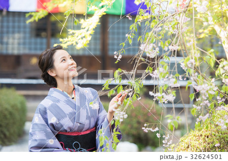 お寺に参拝する着物の女性 32624501