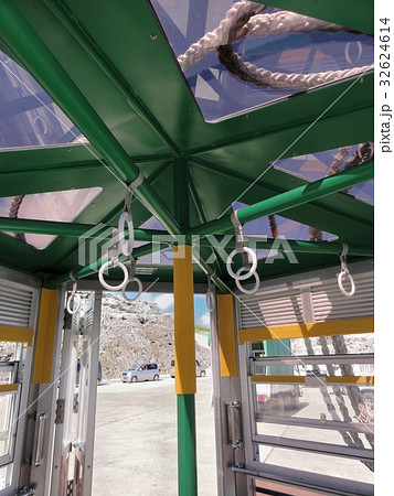 大東島名物　クレーン上陸用ゴンドラ室内 32624614