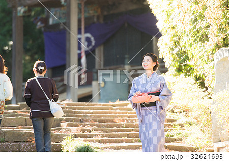 お寺に参拝する着物の女性 32624693