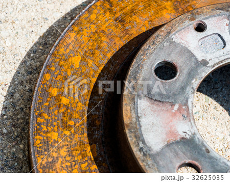 錆びたブレーキディスクの写真素材