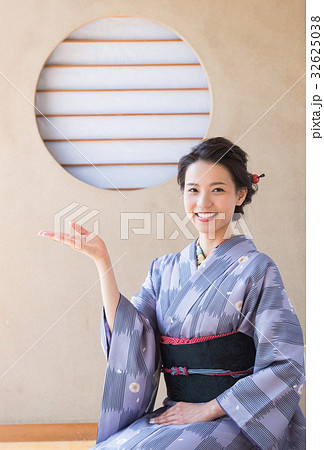 縁側に座る着物の女性 32625038