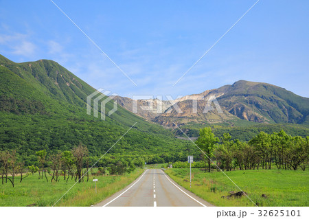 大分県 初夏、新緑のやまなみハイウェイとくじゅう連山  大分県 初夏、新緑のやまなみハイウェイとくじゅう連山  32625101