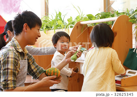 託児所、保育士、保育園、幼稚園、保育所、認可保育園　撮影協力・RYOZAN PARK大塚 32625345