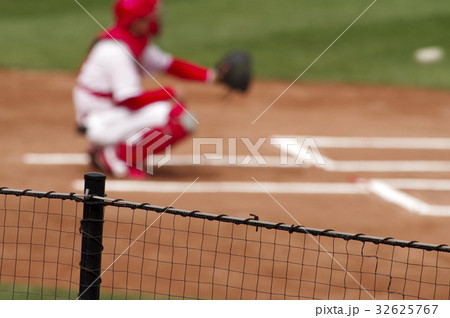 カープ本拠地マツダスタジアム ホームベースでボールを受けるキャッチャー 32625767