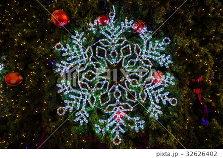 Snow flake on Christmas tree 32626402