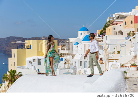 Young couple on their honeymoon Young couple on their honeymoon 32626700