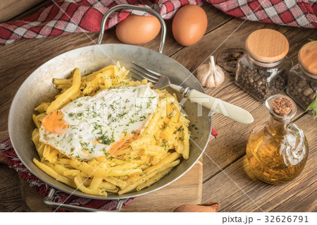 Fried egg served with yellow beans. 32626791