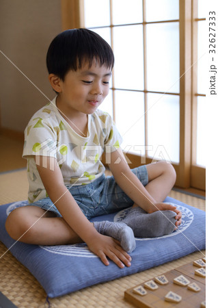 将棋をする男の子 32627333