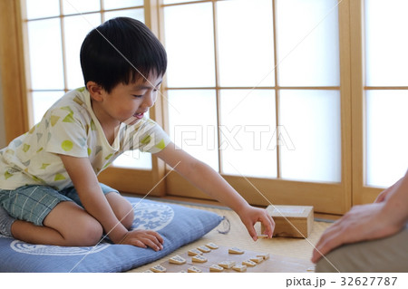 将棋をする親子 32627787