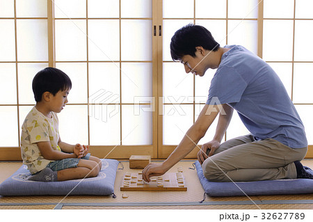 将棋をする親子 32627789