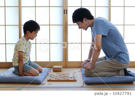 将棋をする親子 将棋をする親子 32627791