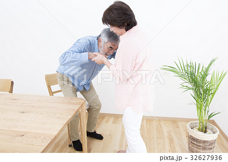 介護イメージ　立ち上がり介助　老老介護　 32627936