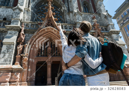 Youthful guy and lady visiting city attractions 32628083