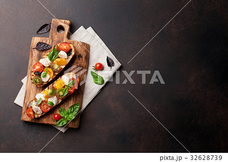 Bruschetta with tomatoes, mozzarella and basil 32628739