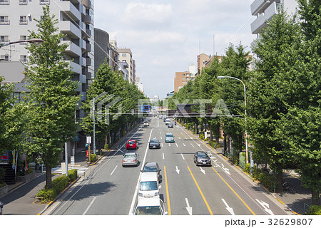 車が行き交う青梅街道（東京都杉並区） 32629807