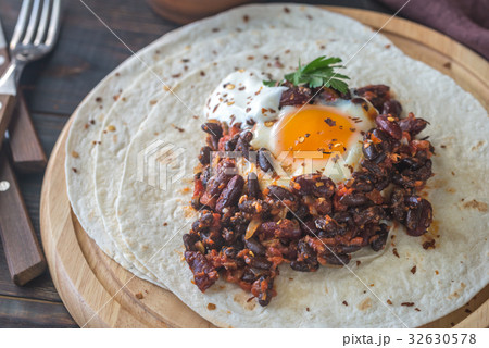 Tortilla with chipotle bean chili and baked egg 32630578