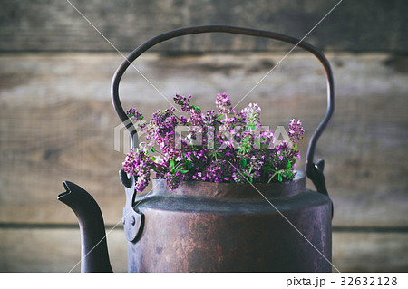 Vintage rustic tea kettle full of thyme flowers 32632128