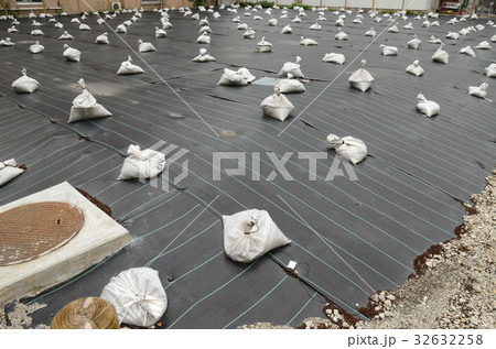 雑草除けシートで覆われ再活用を待つ土地 32632258