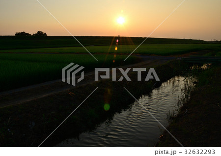 実りつつある稲穂と用水路 実りつつある稲穂と用水路 32632293