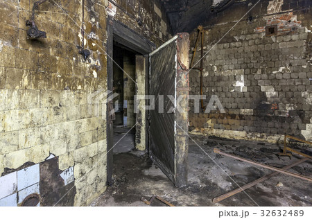 Door old abandoned wine cellar Door old abandoned wine cellar 32632489