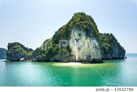 Hidden tropical beach in Halong bay, Vietnam 32632786