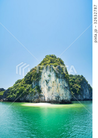 Hidden tropical beach in Halong bay, Vietnam 32632787