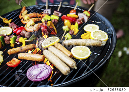 Group of diverse friends grilling barbecue outdoors 32633080