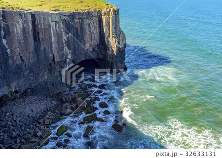 Cliff with cavern over sea 32633131