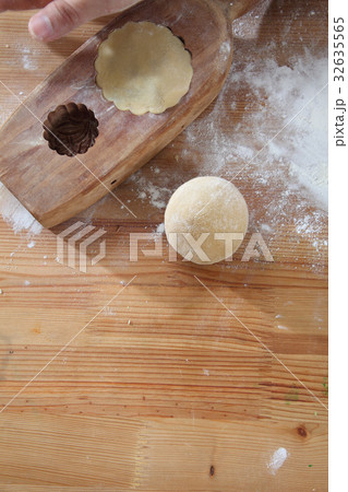 casting mooncake from traditional wooden mold 32635565