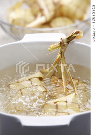 cooking ketupat 32635818