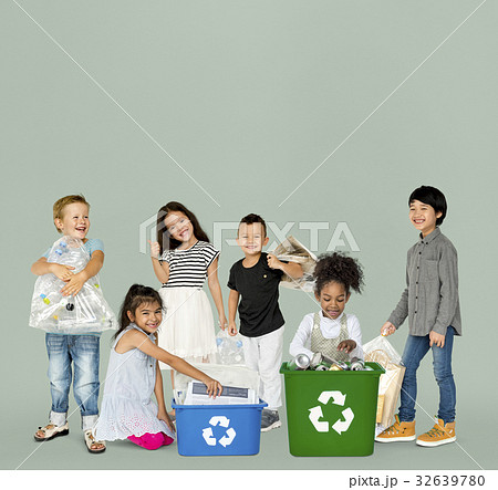 Diverse Group Of Kids Recycling Garbage 32639780