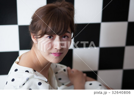 ファッション　若い女性　 32640806