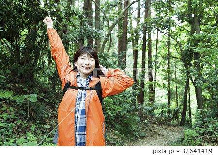 登山　女性　山ガール　トレッキング　山登り　山　アウトドア　ハイキング 32641419