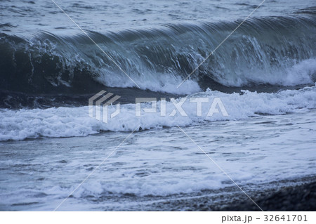 夕方の波 32641701