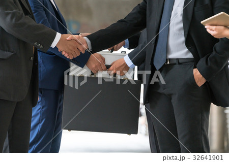 Action of business people meeting agreement 32641901