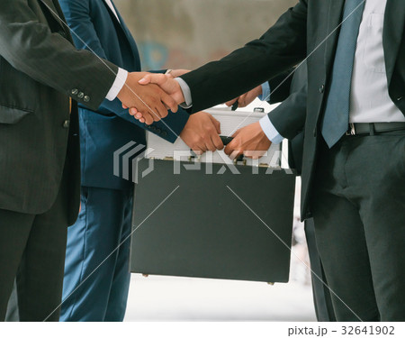 Action of business people meeting agreement 32641902