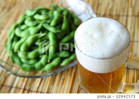 ビールと枝豆 32642573