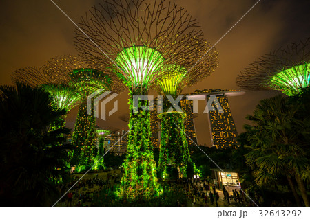 Singapore Night Skyline at Gardens by the Bay Singapore Night Skyline at Gardens by the Bay 32643292