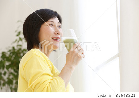 スムージーを飲む女性 スムージーを飲む女性 32643521