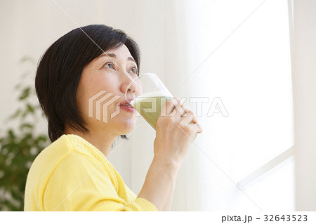 スムージーを飲む女性 32643523